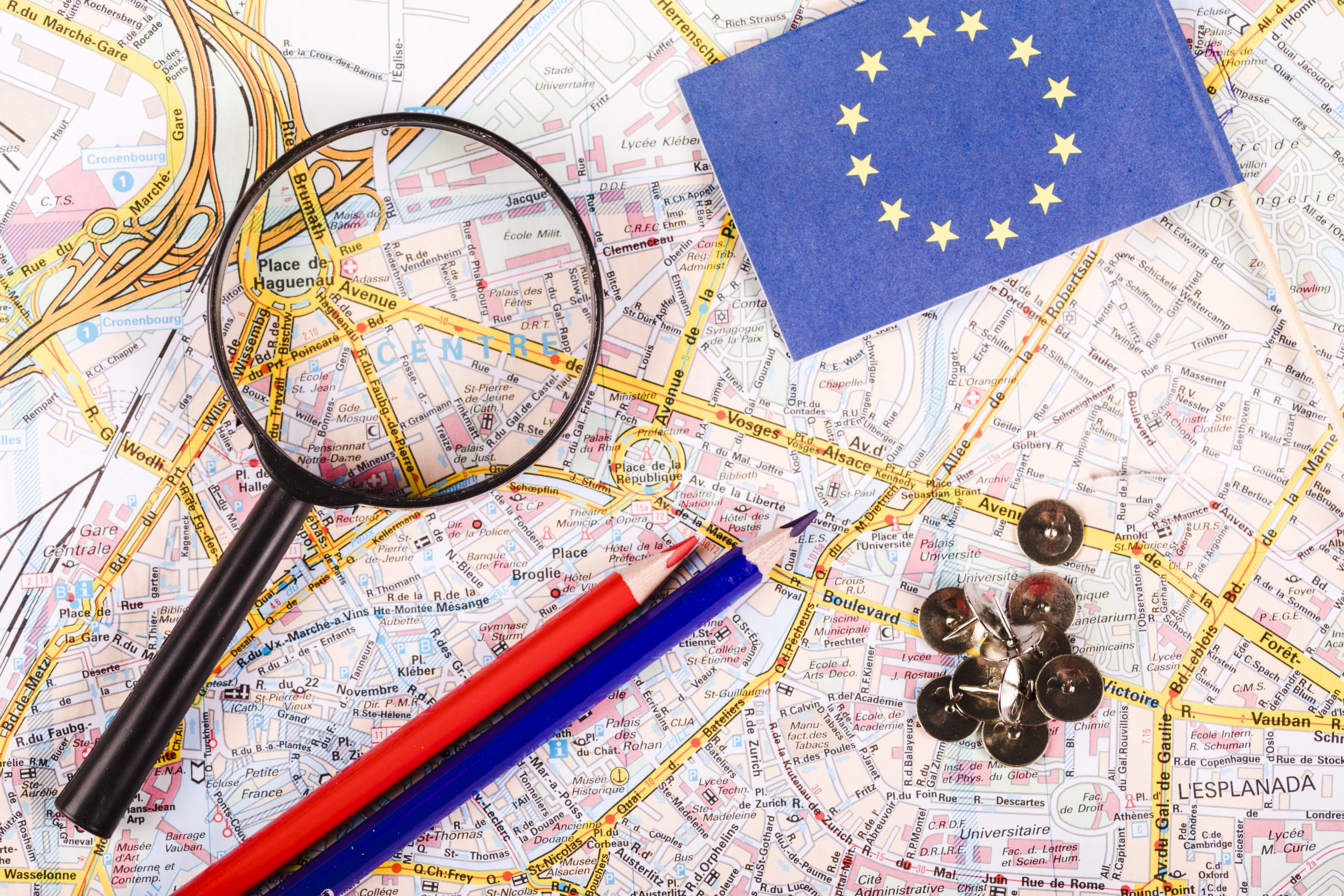 vue elevee loupe punaises crayons du drapeau carte