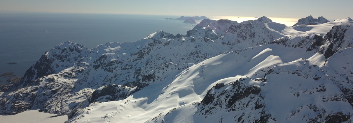 montagnes enneigées avec vue sur l'océan