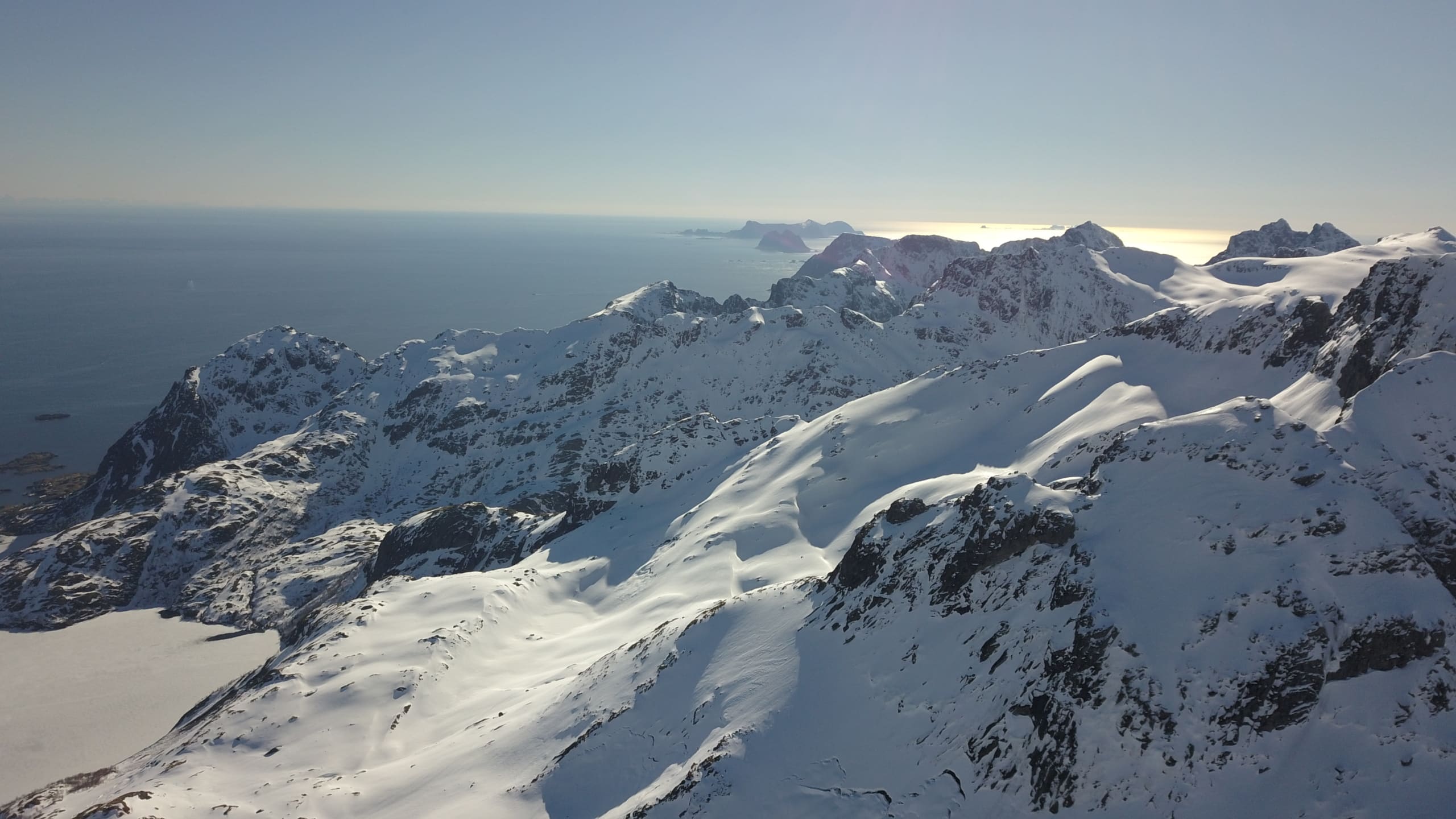 montagnes enneigées avec vue sur l'océan