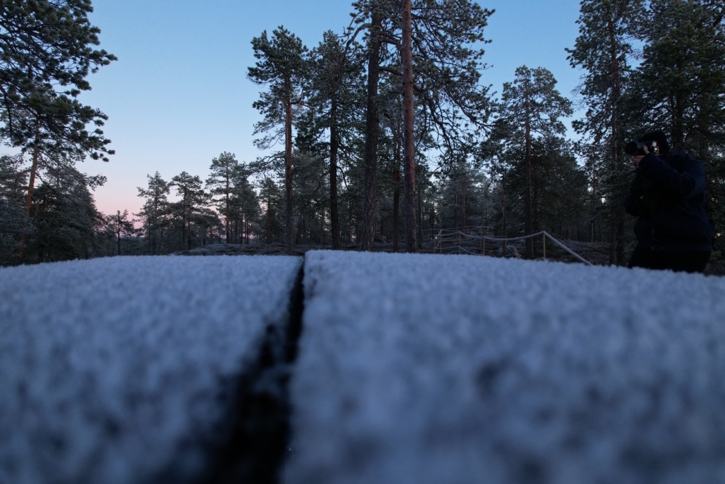 table givrée au milieu de la foret