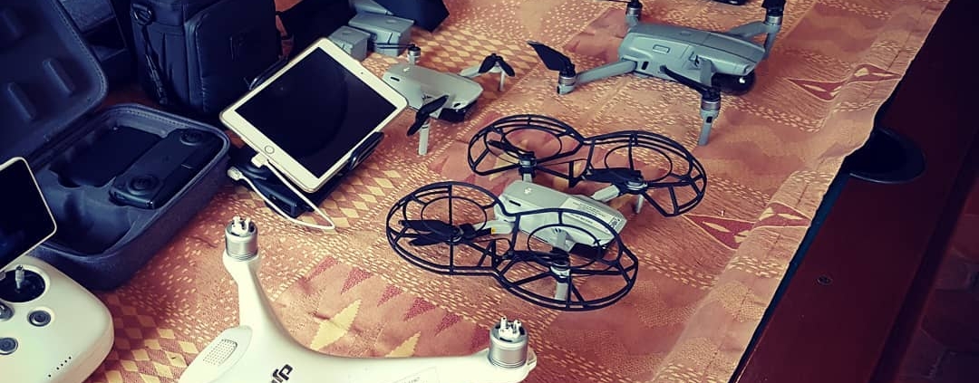 table pleine de drones