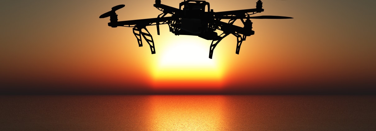 drone vole face au couché de soleil