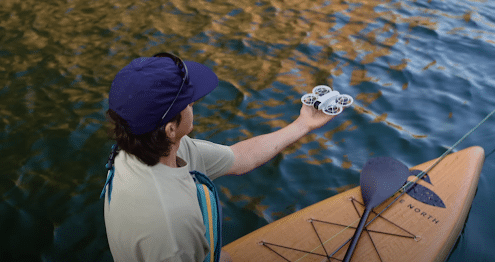 Le DJI Neo décolle depuis la main