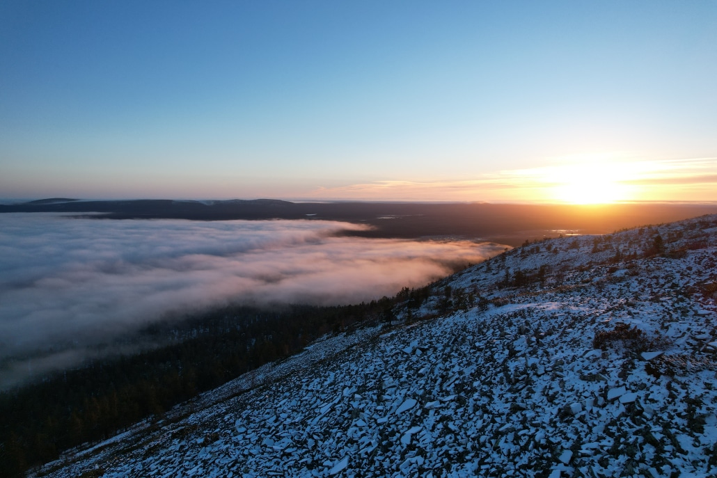 montagne finlandaise enneigée et couché de soleil
