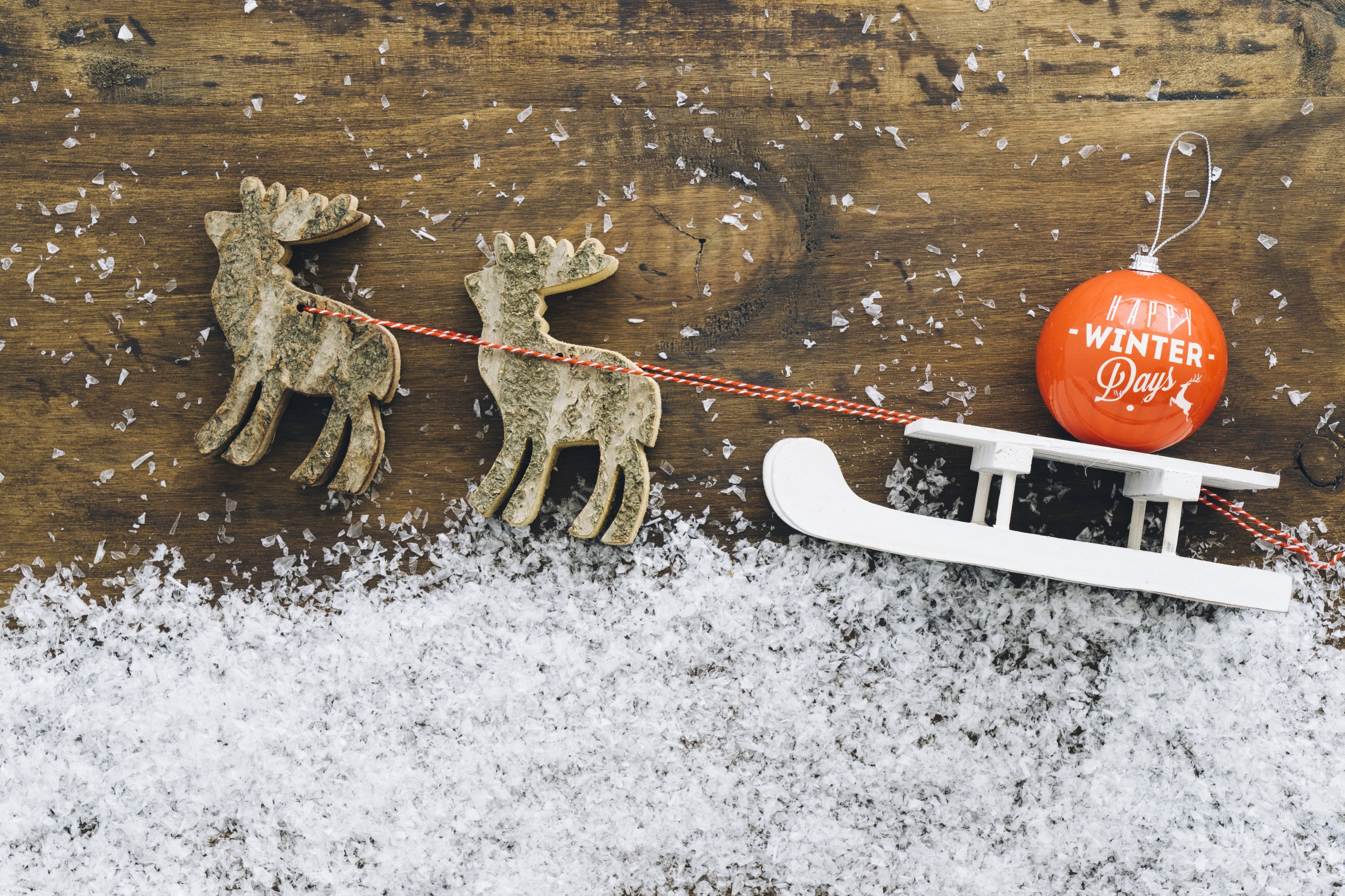 décoration de noel avec traineau et neige