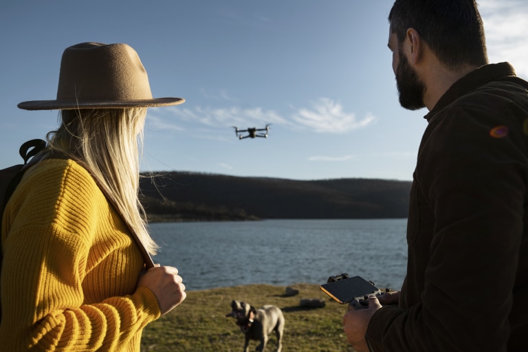 Couple en train de piloter un drone