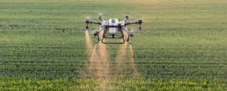 drone agricole en train de pulvériser une culture