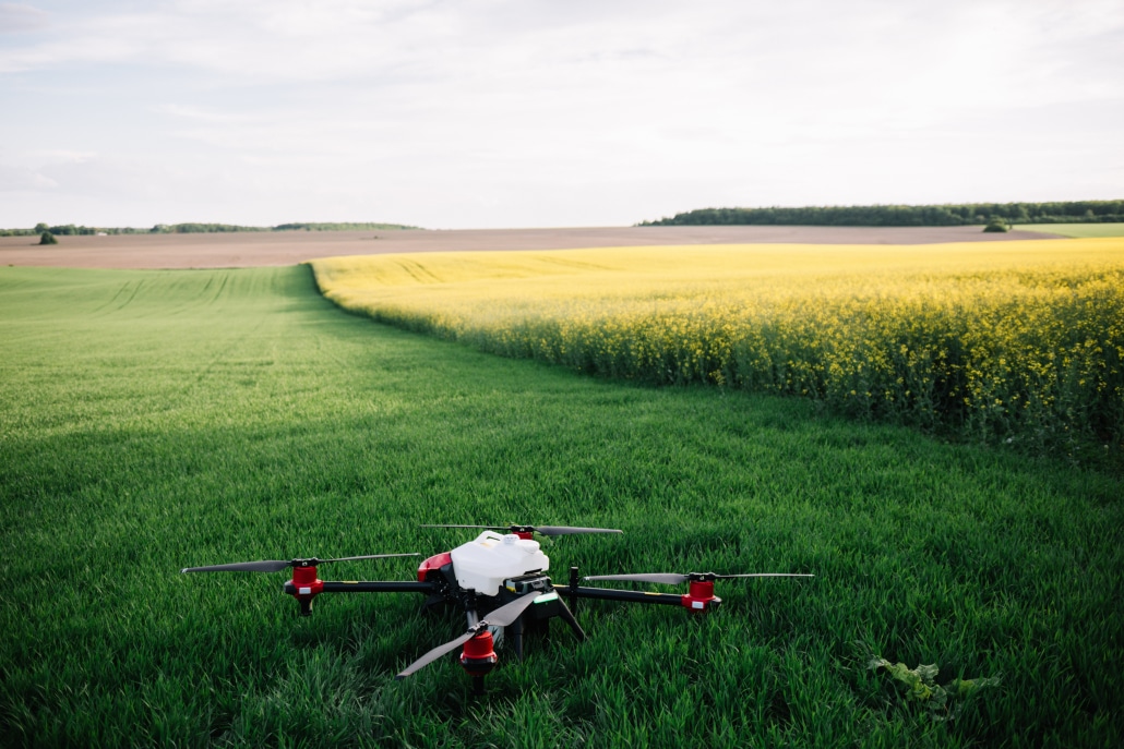 drone agricole prêt à décoller pour traiter une parcelle de colza