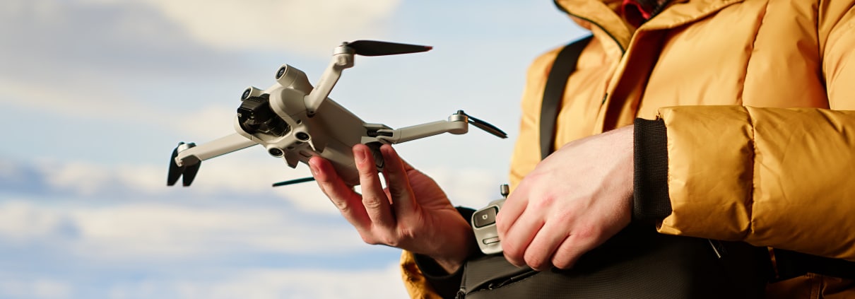 homme sortant un drone de son sac