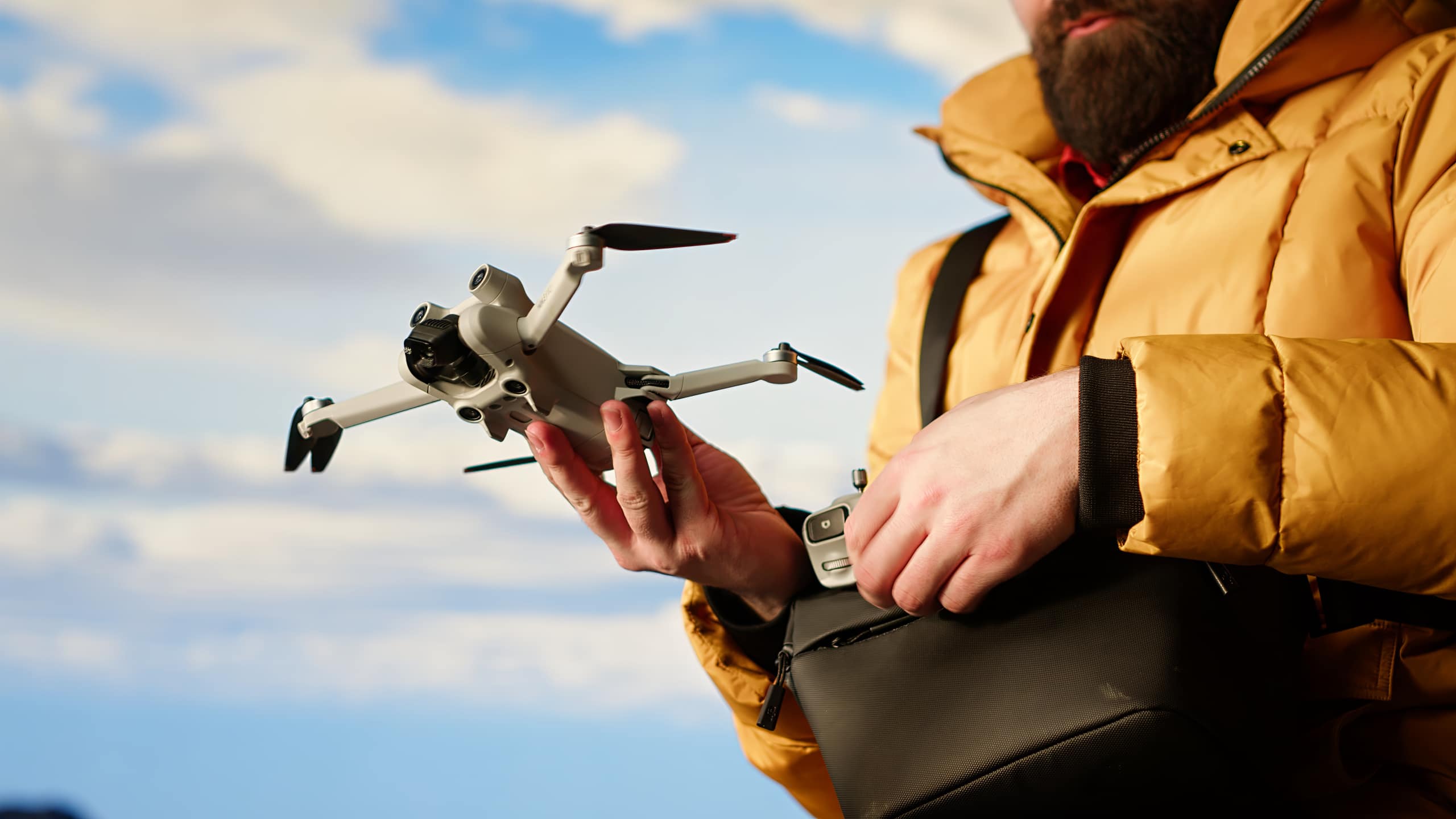 homme sortant un drone de son sac
