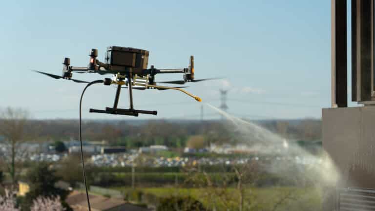 Formation pratique à la pulvérisation par drone chez Drone Up Academy