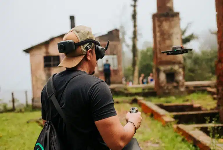 Télépilote utilisant un drone FPV sur un site immobilier