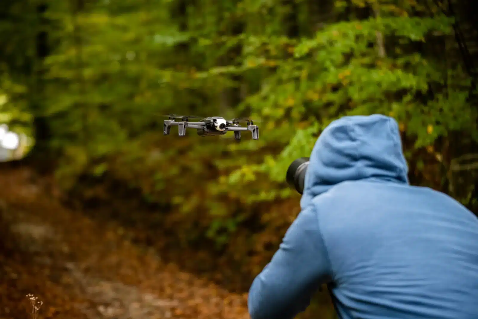 Opérateur réalisant une prise de vue avec un drone
