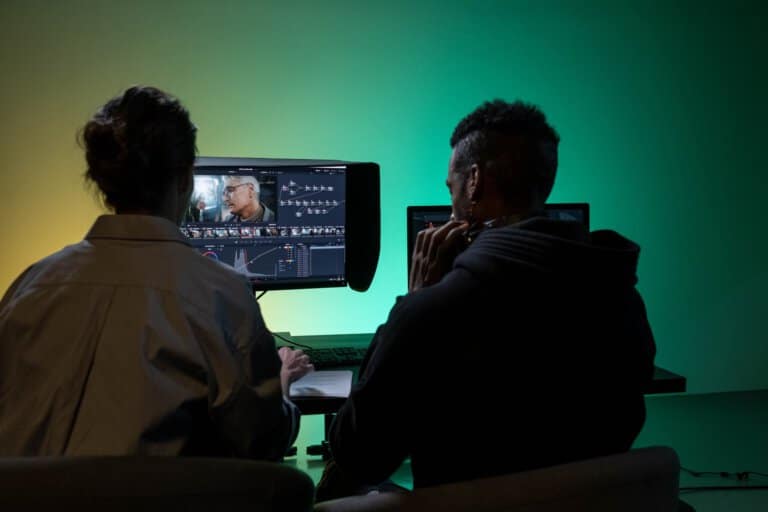 Professionnels travaillant sur le montage et l’étalonnage vidéo