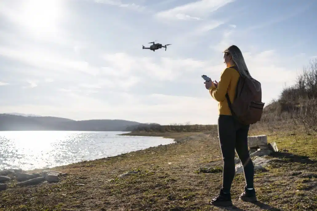 Télépilote réalisant un exercice pratique en extérieur